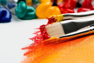 Pinsel mit bunten Farben