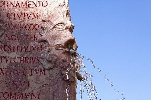 Springbrunnen mit lateinischen Inschriften