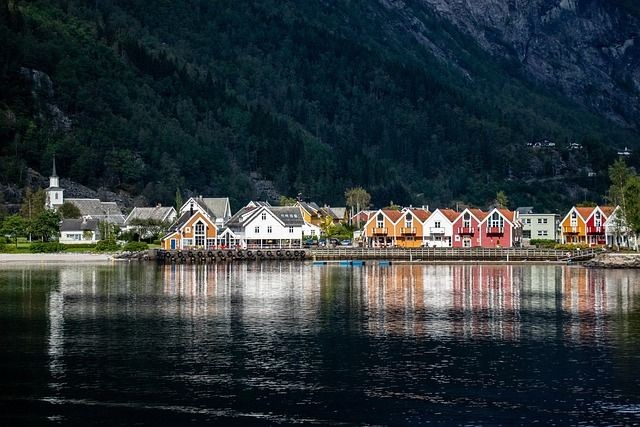 Kleine Stadtt in Norwegen mit See im Vordergrund