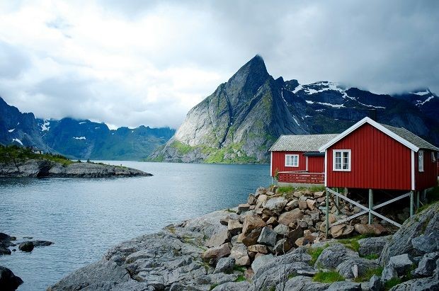 Berge, Wasser und H&uuml;tte in Hamnoy, Norwegen