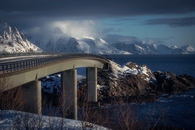 Br&uuml;cke in Norwegen im Hintergrund schneebedeckte Berge