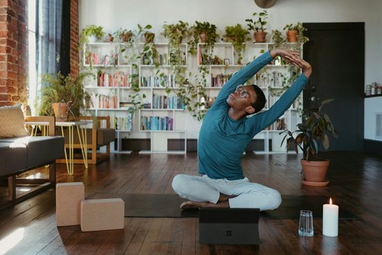 Ein Mann der Dehnungs&uuml;bungen macht