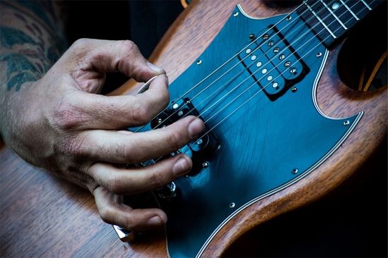 H&auml;nde die eine Gitarre spielen