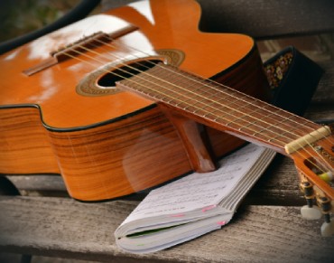 Gitarre mit Notenheft
