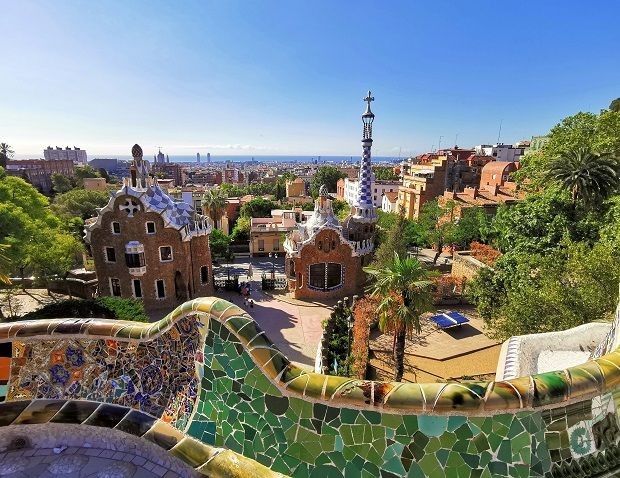 Bunte H&auml;user und Palmen in Barcelona