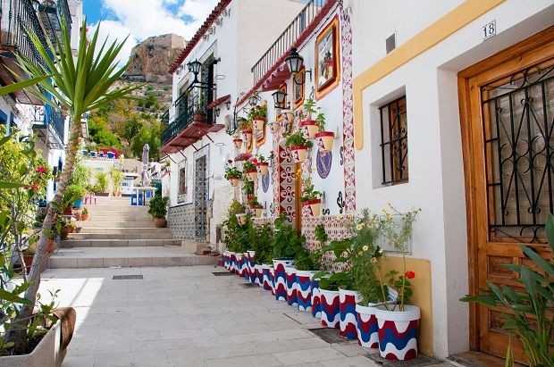Bunte H&auml;user und Palmen in Alicante, Spanien