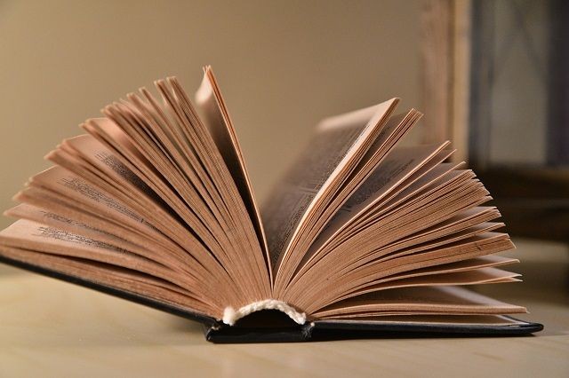 Ein aufgeschlagenes Buch