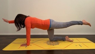 Die Kursleiterin macht eine Yoga-&Uuml;bung. 