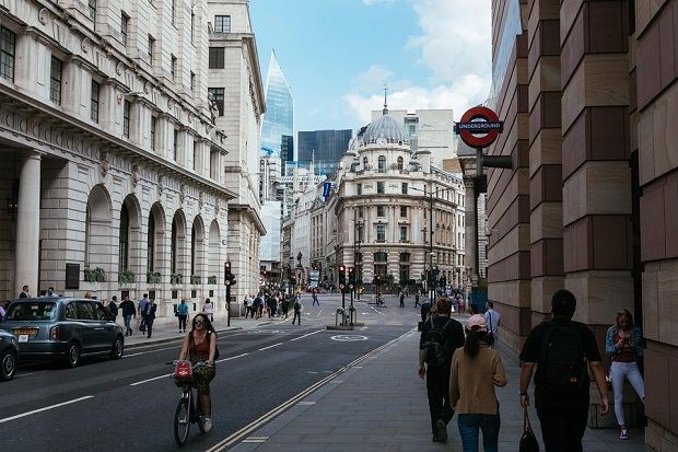 Stra&szlig;e in London mit Personen