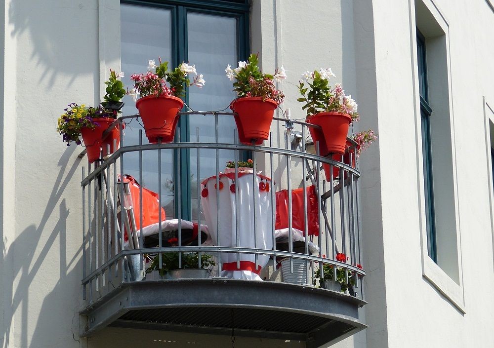 Balkon mit Blument&ouml;pfen