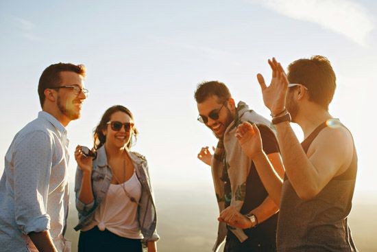 Gruppe junger Menschen im Sonnenlicht