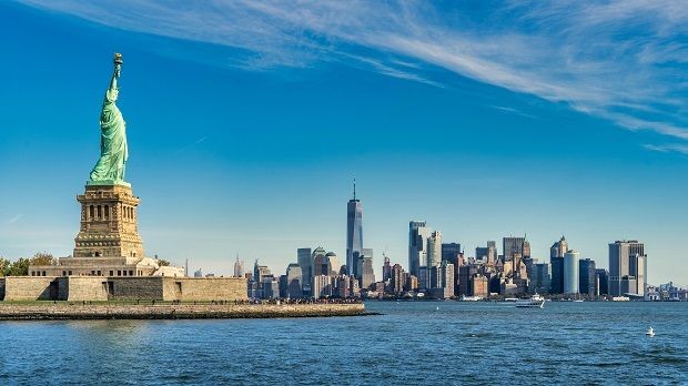 Freiheitsstatue in New York mit Skyline