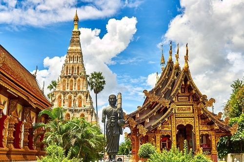 Thailand: Buddha vor Tempelanlage