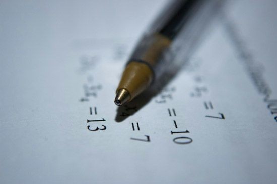 Ein Stift mit Papier