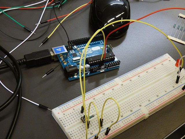 Arduino-Platine, die &uuml;ber Kabel mit einem Steckbrett verbunden ist