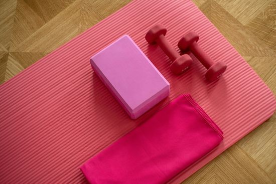 Eine Matte mit Sport Materialien