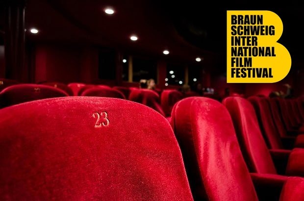 Symbolbild: Kinosaal mit Filmfestival-Logo