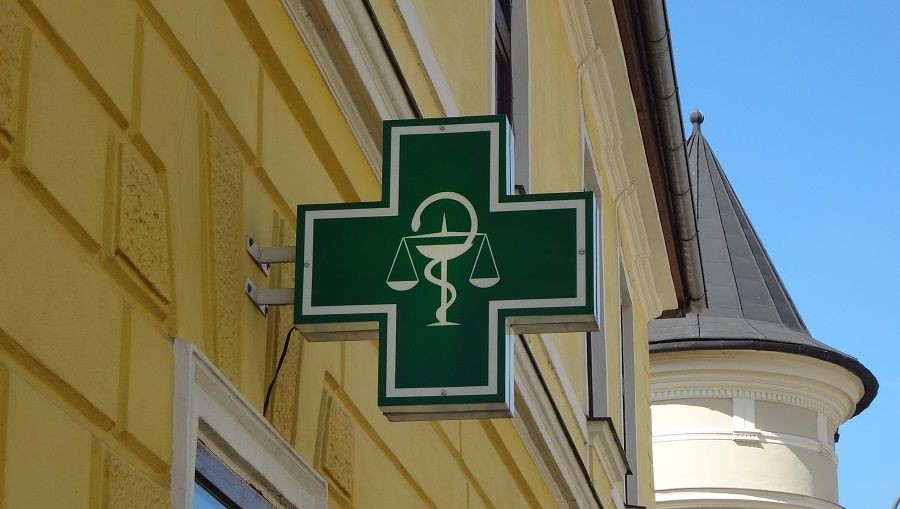 Apothekenkreuz an der Hauswand