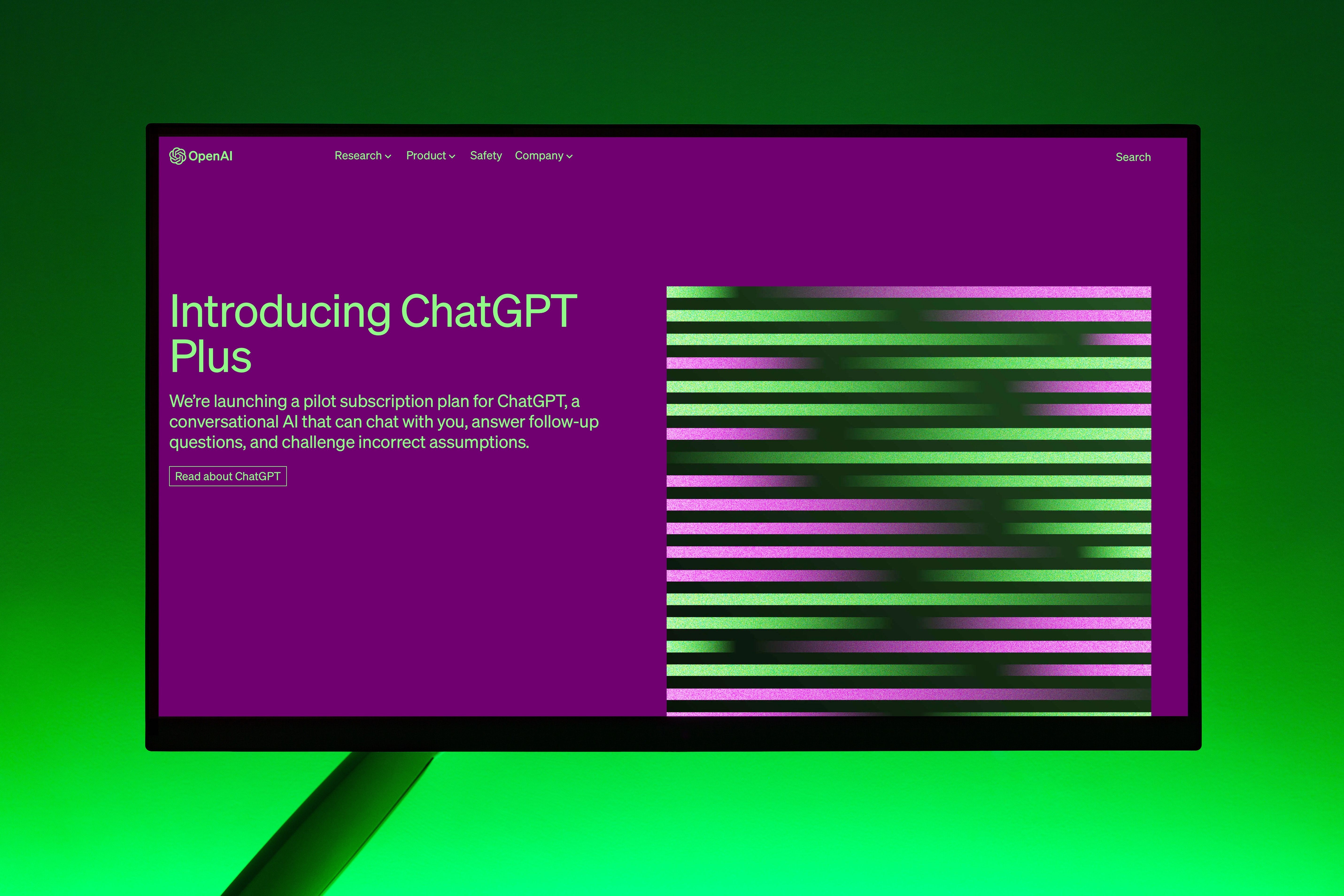 Screenshot einer Webseite, die die Einf&uuml;hrung von ChatGPT Plus ank&uuml;ndigt. Der Hintergrund ist dunkelviolett, der Text hell. Rechts neben dem Text ist ein abstraktes, aus horizontalen Linien bestehendes Bild in gr&uuml;n-violetten Farbt&ouml;nen zu sehen.