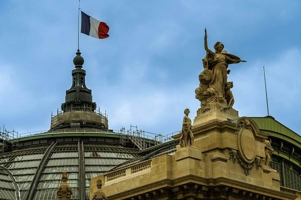 Dach von Geb&auml;ude in Frankreich mit Fahne