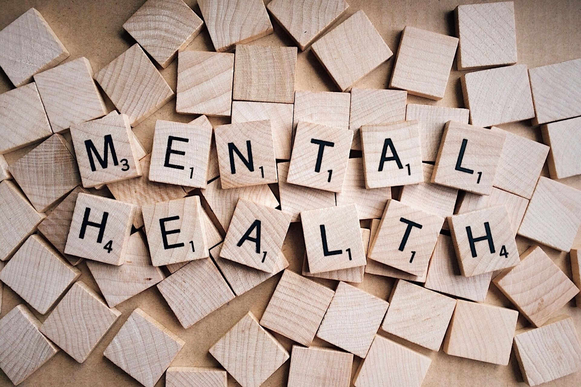 angereihte Buchstaben auf Holzw&uuml;rfeln die die Worte Mental Health bilden