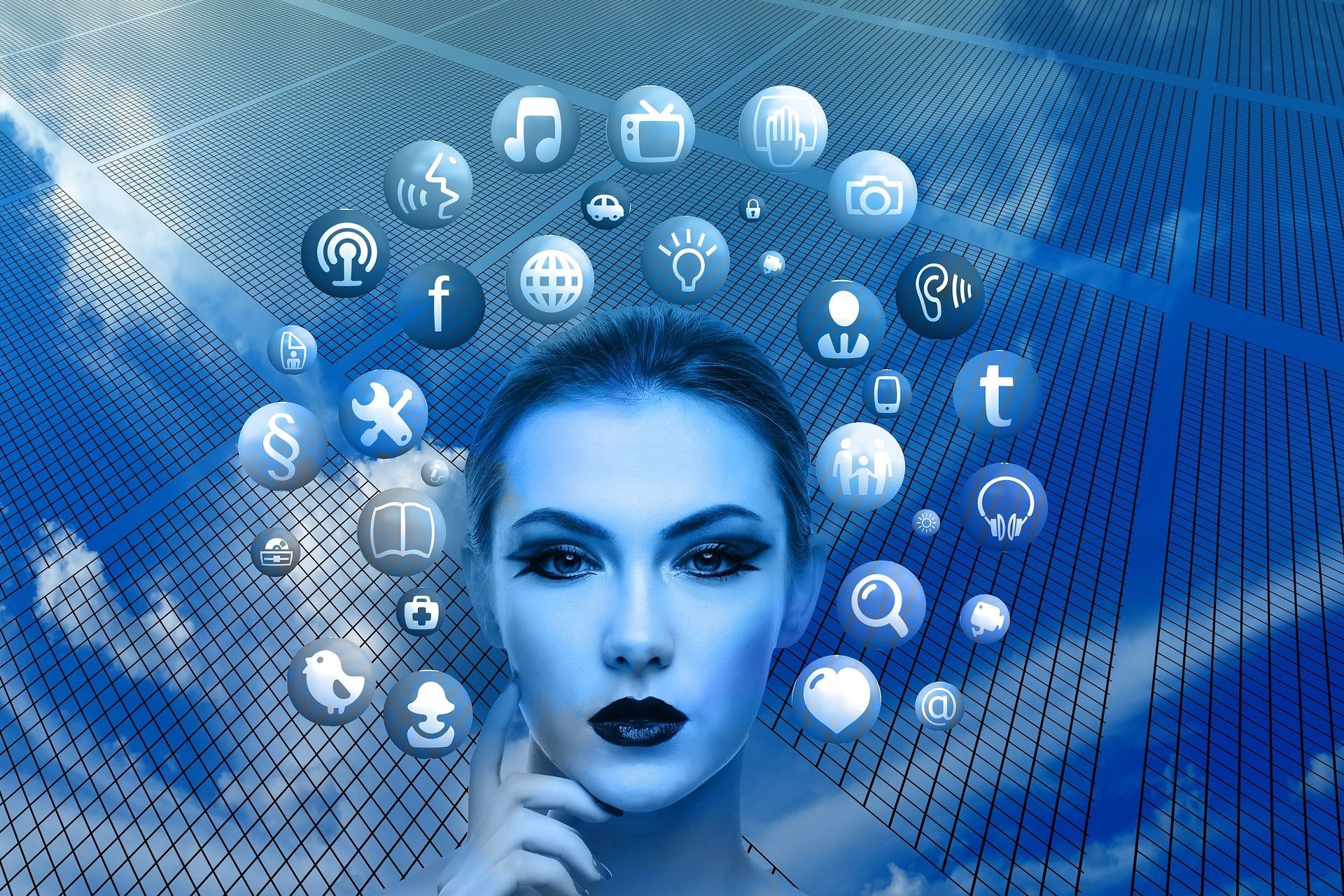 Frau umgeben von social media Logos