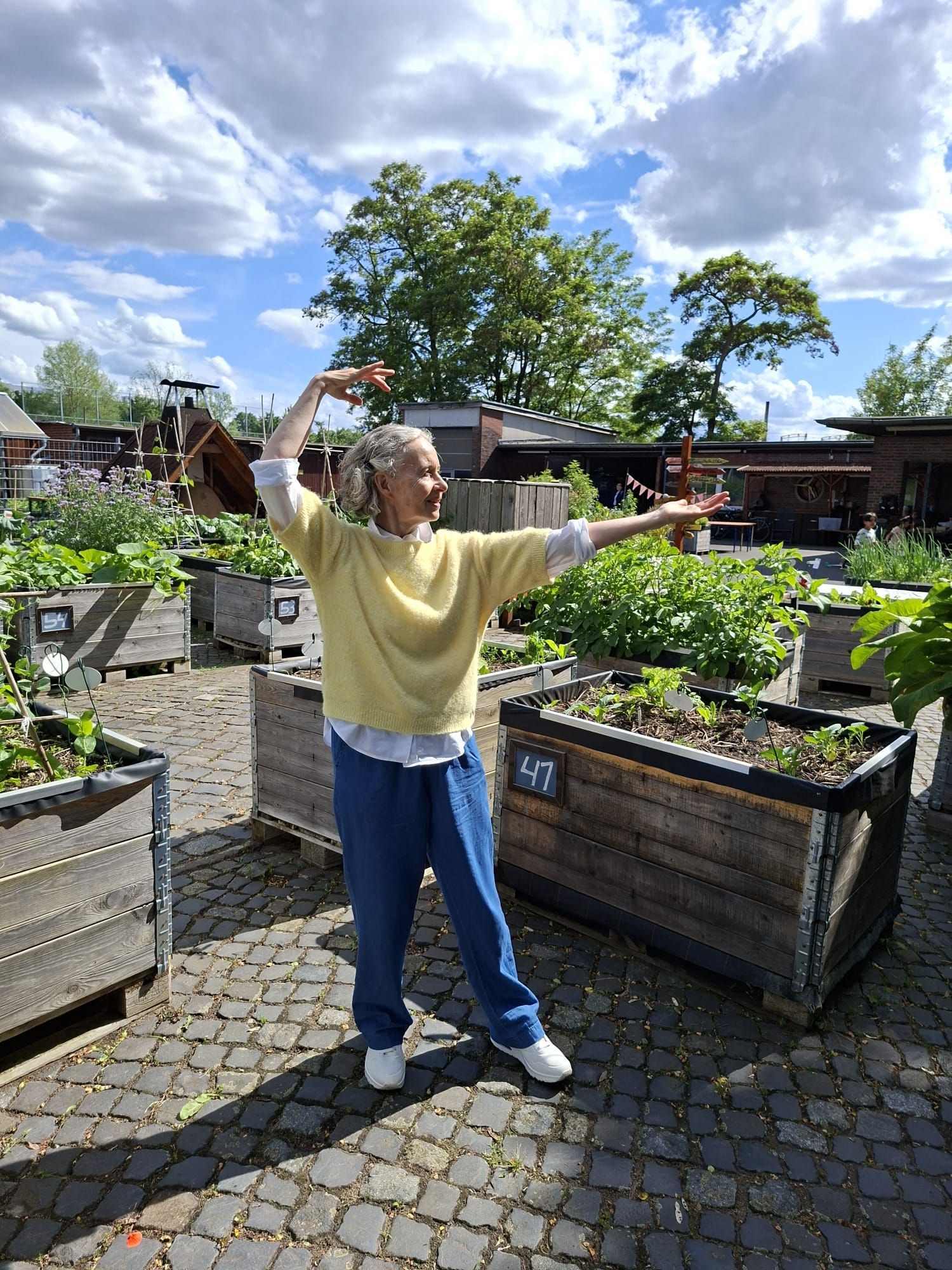 Qigonglehrerin beim &Uuml;ben im Stadtgarten Bebelhof