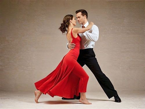 Ein Paar tanzt Tango Argentino