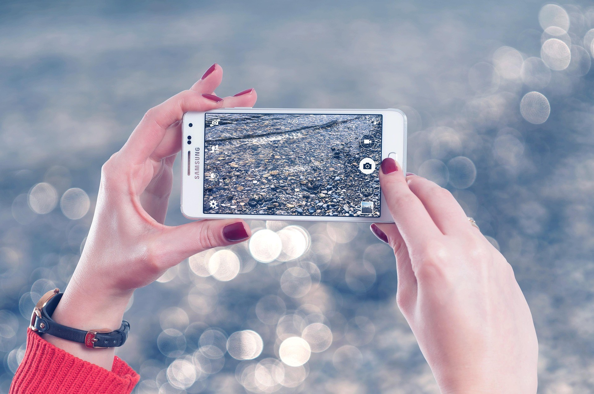Smartphone in Frauenhand