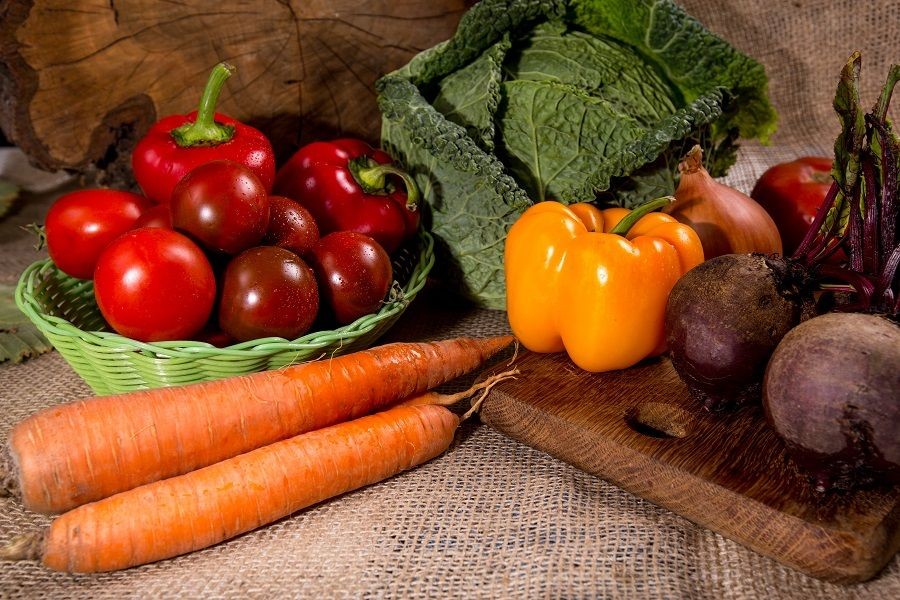 verschiedenes Gem&uuml;se auf dem Tisch: Wirsing, Paprika, Tomaten, M&ouml;hren, Rote Beete