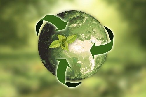 Grafische Darstellung der Erde in gr&uuml;n mit gr&uuml;nen Recycling-Pfeilen umschlossen sowie gr&uuml;ne Bl&auml;tter in der Mitte der Erde