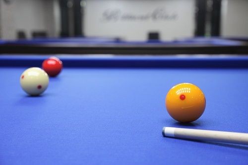 Karambolage-Billard, Tisch mit drei Billard-Kugeln, gelb, wei&szlig; und rot