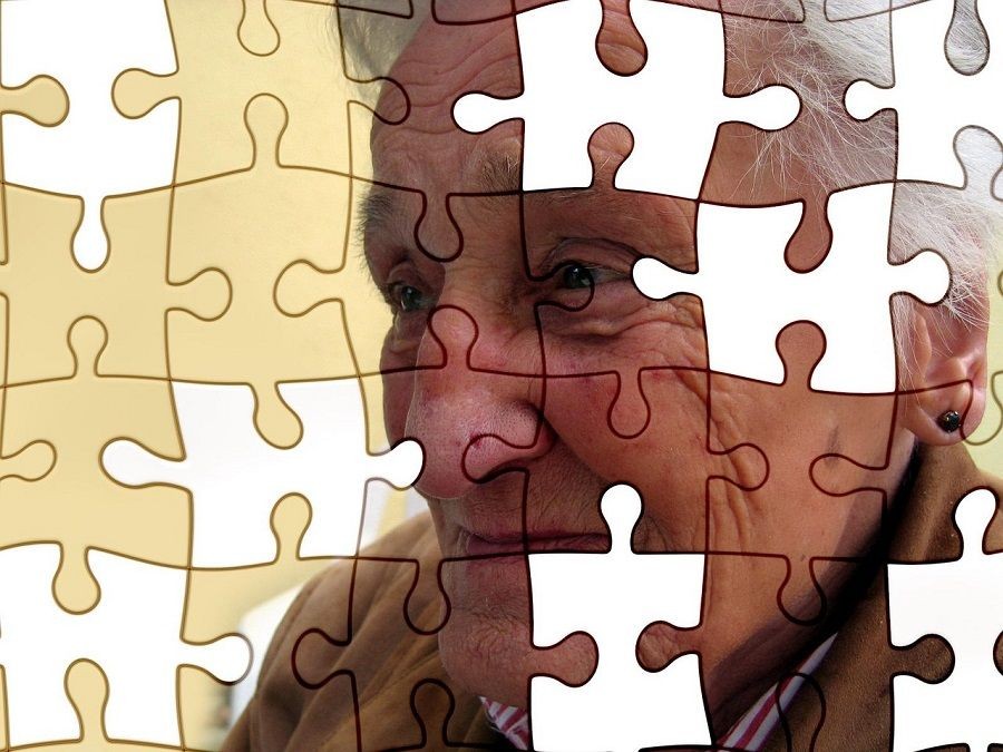 Bild einer &auml;lteren Person als Puzzle dargestellt