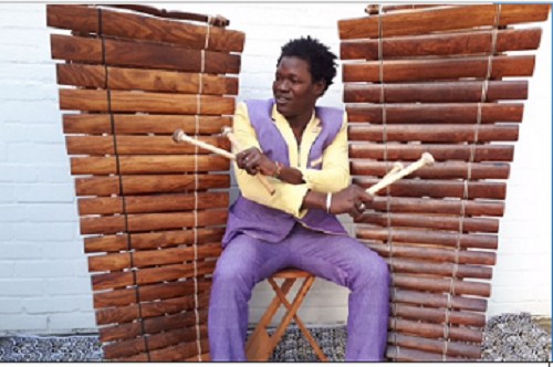 Person mit westafrikanischem Balafon