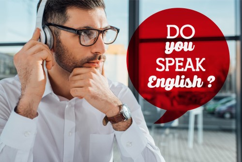 Foto Männlicher Übersetzer mit Brille, der online mit Kopfhörern arbeitet, sprechen Sie Englisch?