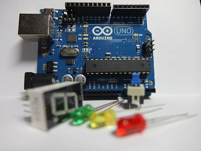 Eine Abbildung eines Arduino mit Leuchtdioden