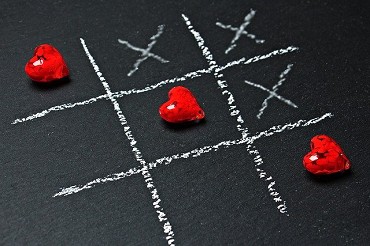 drei rot Herzen auf schwarzen Brett