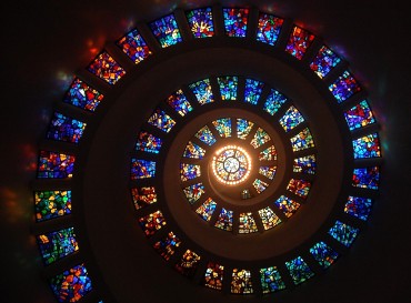 in Spirale angeordnete Mosaikfenster