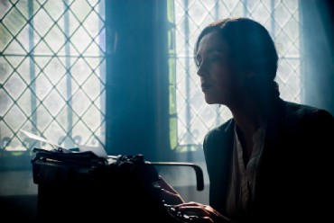 Frau an Schreibmaschine