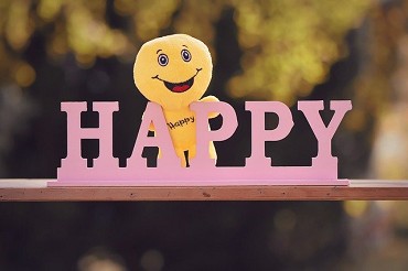 Ein Happy-Schriftzug mit einem glücklichen Smiley. 