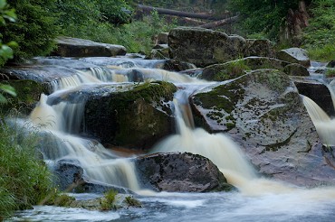 Ein kleiner Wasserfall in der Natur